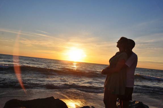 O sol se esconde atrás do Pacífico na praia central de Mazatlán, no México